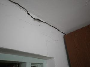 איתור סדקים בקירות ובשלד המבנה – ליקויי בניה נפוצים בדירות ישנות